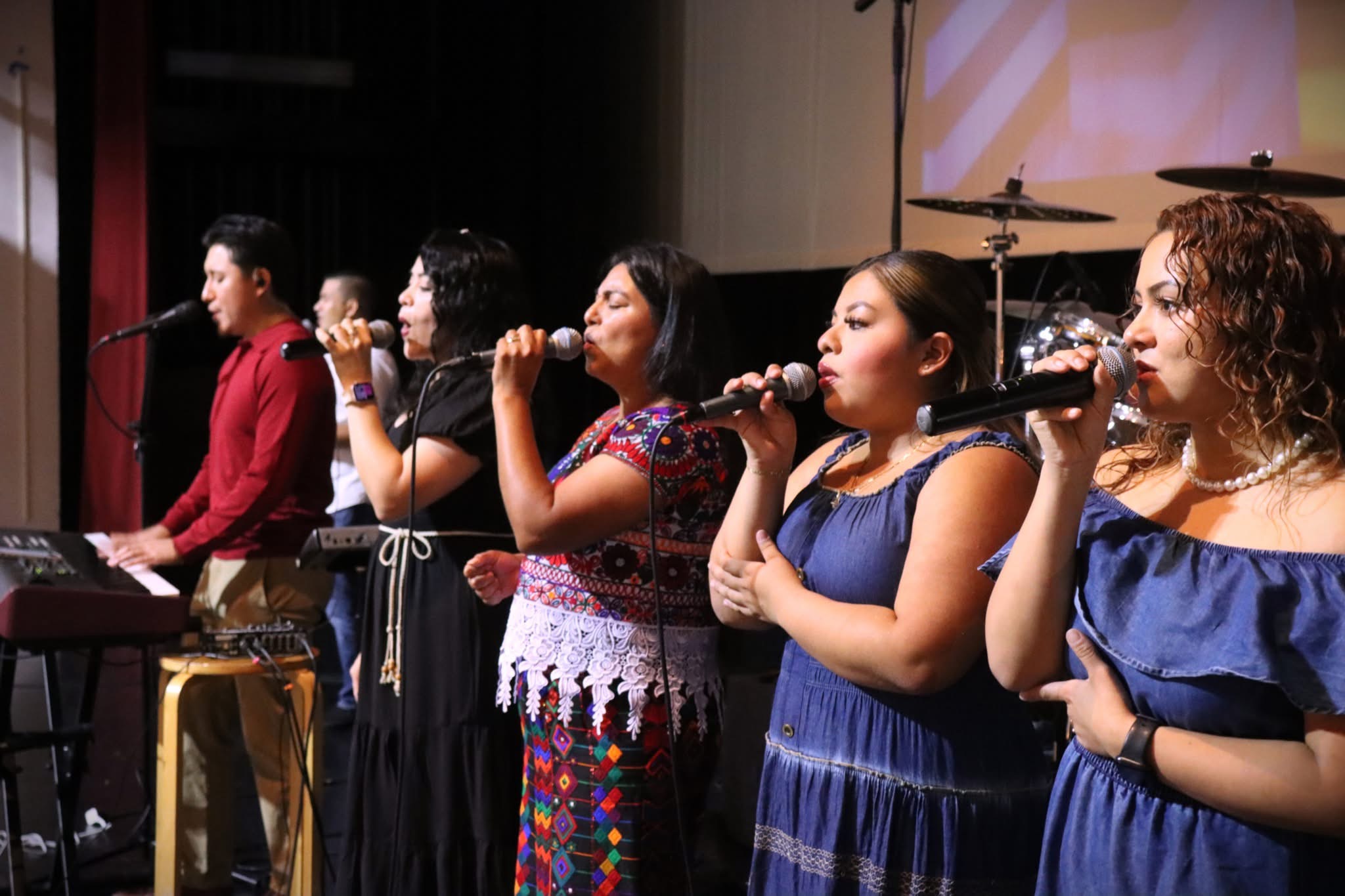 Equipo de alabanza cantando