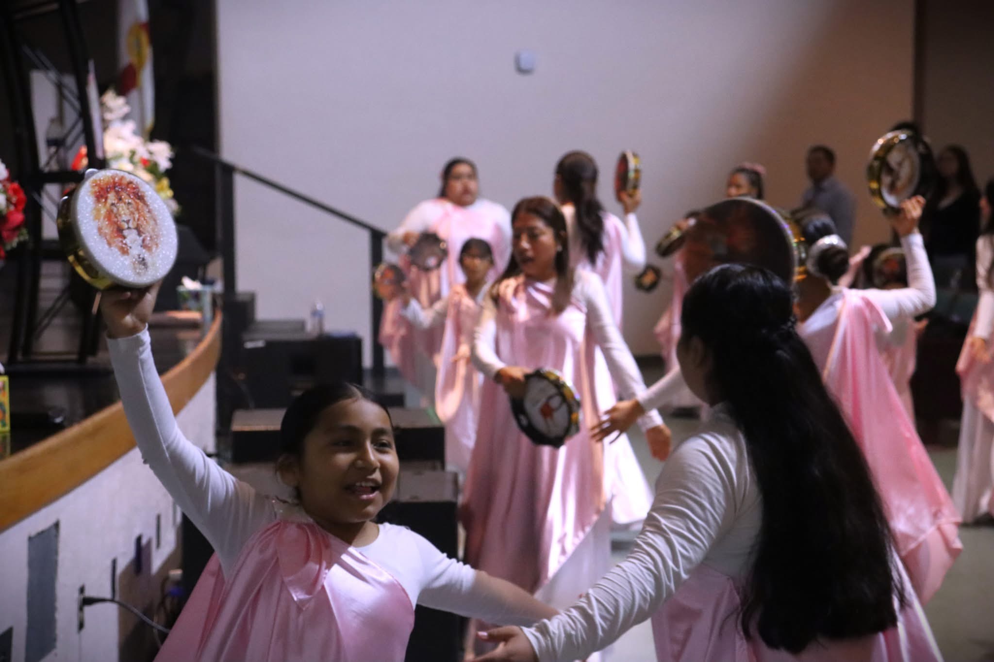 Grupo de alabanza en adoración