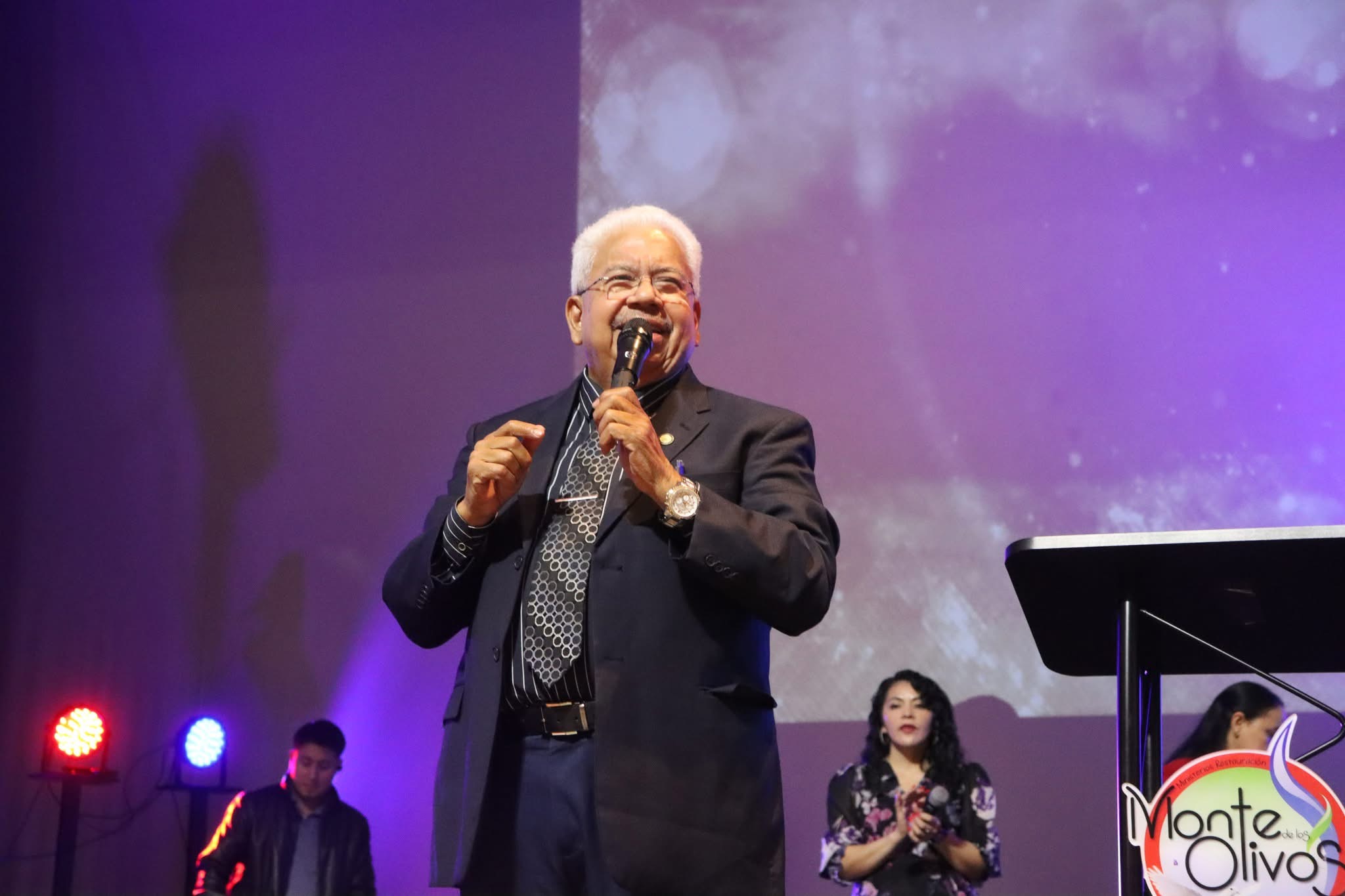 Pastor Hugo Ismael Hernández predicando